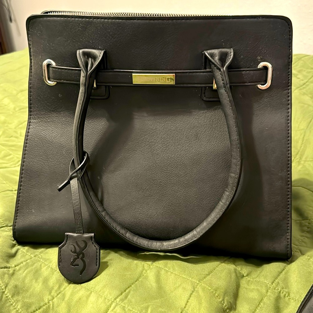 Browning conceal & carry purse. Like new used only for a month.